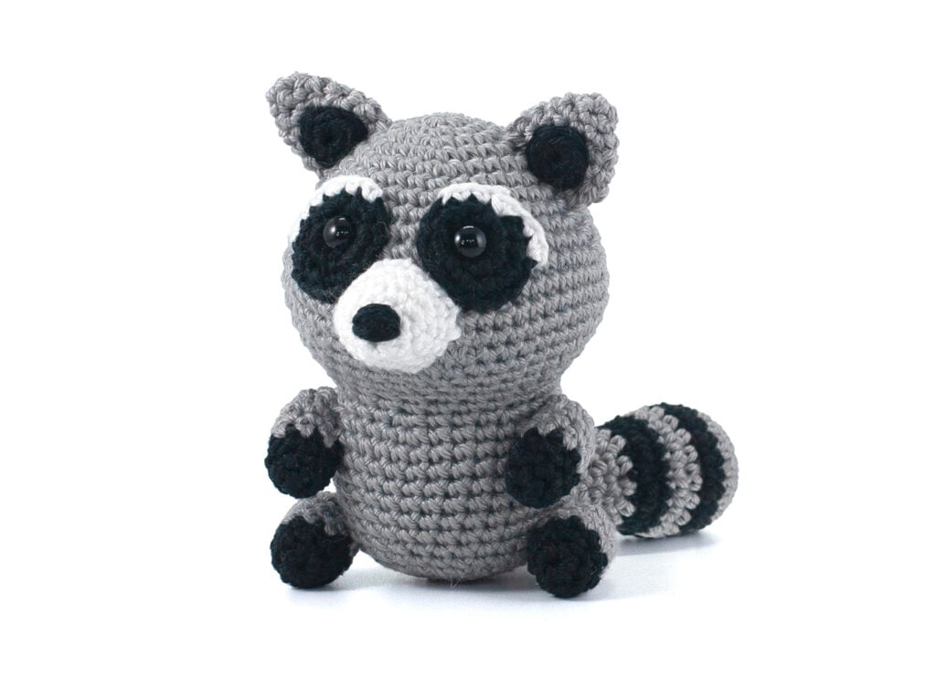 free raccoon amigurumi crochet pattern