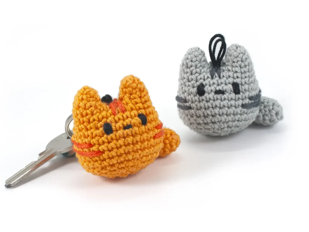 free cat keychain crochet pattern